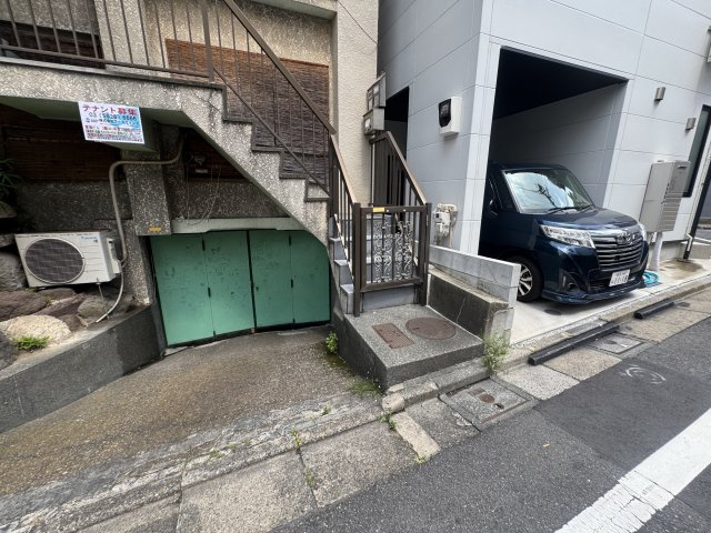 東梅ビルの駐車場