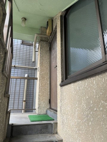 東梅ビルの玄関