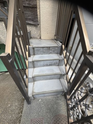 東梅ビルのエントランス