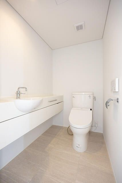 富ケ谷アパートメントのトイレ|落ち着いた色調のトイレです