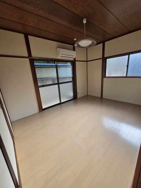 八王子市子安町４丁目のアパートの居間・リビング