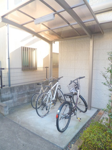 ヴィラ白樺のその他共用部分|自転車置き場（屋根付き）