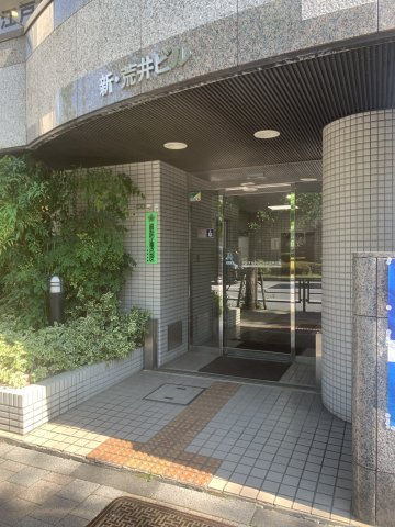 新・荒井ビルのエントランス