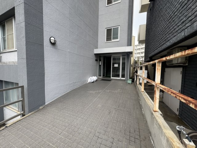 三恵大塚ビルのエントランス