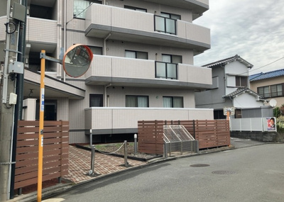 【外観】 | タウンコート南町田 | 外観はマンション管理がされているかの目安になります。築年数が古いと、壁面は劣化してひび割れが生じることも！建物が古びていても細かいところが修繕されていると、きちんと管理されているなぁと感じるでしょう。