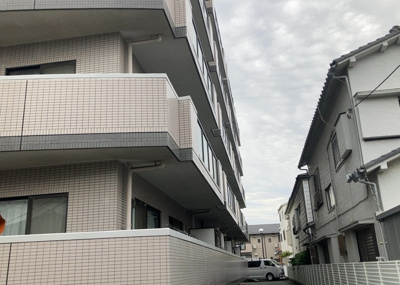 【バルコニー】 | タウンコート南町田 | 一般的なバルコニーは、奥行1.5ｍ程ですが、ワイルドバルコニーは2ｍまで広がっています。そのため洗濯物の間隔をあけ干すことができ、乾きやすいというメリットや、ガーデニングが楽しめる等の特徴があります。