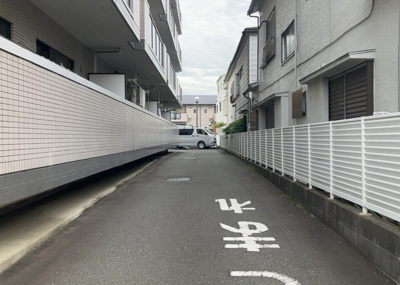 【駐車場】 | タウンコート南町田 | 駐車場と明記されていても、最小スペースでつくられた駐車場だと大型車は駐車できなかったり、出入りしにくくなったりする可能性があります。お車のサイズと購入したい物件の駐車場のサイズを現地で確認しましょう。