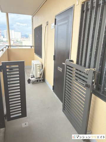 ダイアパレス西別院の防犯設備|角部屋の特典！ポーチには門扉付き
