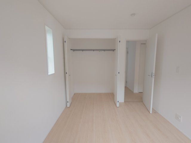 クレイドルガーデン高松市円座町第３◇耐震等級３取得の地震に強いオール電化住宅です！の収納|２階洋室完成予想図
内部には収納棚などが設置されていて収納力が豊富で、衣類以外の大きなものも収納できます(^^♪