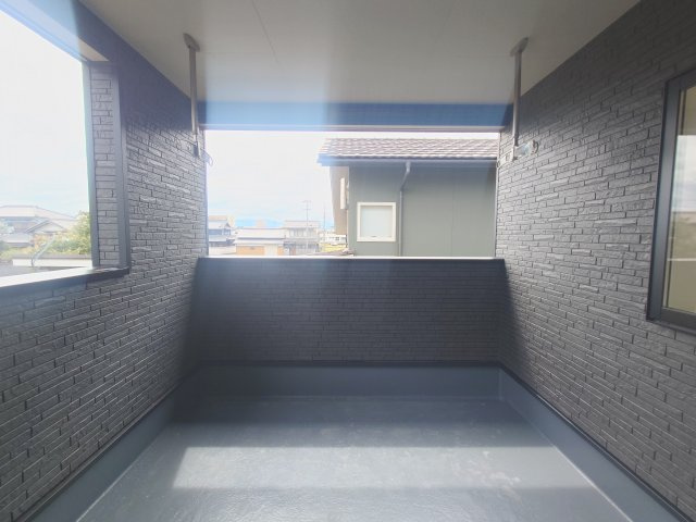 クレイドルガーデン高松市円座町第３◇耐震等級３取得の地震に強いオール電化住宅です！のバルコニー|バルコニー完成予想図
屋根があるので、急な雨でも洗濯物を干しやすいです。外より安心感があり、室内より開放感もあるので、見守りしやすい遊び場として使いやすいです。家族で座って過ごすことも可能です。