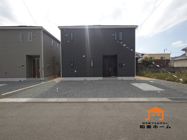 クレイドルガーデン高松市円座町第３◇耐震等級３取得の地震に強いオール電化住宅です！の外観|３号棟内覧可能です！黒い外壁にすると、家全体が引き締まって見えやすく、モダンでスタイリッシュな印象になりやすいです。雨だれなどの黒っぽい汚れが目立ちにくく美観を保ちやすいです。