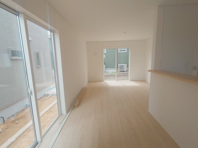 クレイドルガーデン高松市円座町第３◇耐震等級３取得の地震に強いオール電化住宅です！の居間・リビング|リビング
広いリビングは、家族それぞれが快適に過ごせるほか、在宅勤務やリビング学習など多様な用途に活用できます。みんながリビングで作業をしても適度な距離感が確保できますね！