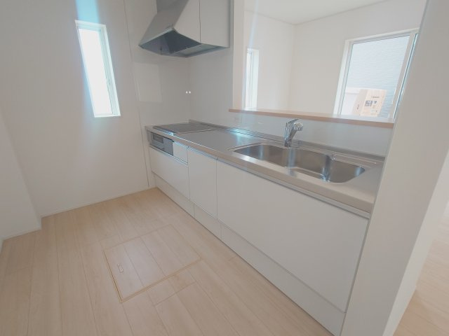 クレイドルガーデン高松市円座町第３◇耐震等級３取得の地震に強いオール電化住宅です！のキッチン|キッチン
対面キッチンは正面に壁がなく、ダイニングやリビングが見渡せるため、家族やゲストの様子に目が届くうえ、会話を楽しみながら調理をすることができます。小さいお子様がいるご家庭でも安心です。