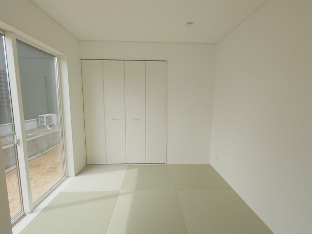 クレイドルガーデン高松市円座町第３◇耐震等級３取得の地震に強いオール電化住宅です！の和室|和室
客間、子どもの遊び場、昼寝スペース、洗濯物をたたむ場所など、用途を切り替えやすい便利な和室です。高齢者の居室、来客用の寝室など多様に活用できます。