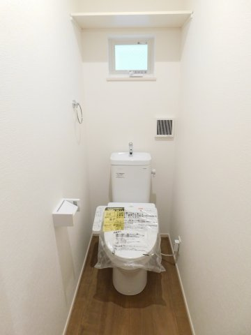 名古屋市中川区富田町大字千音寺字一本松の新築一戸建のトイレ|◇トイレ　　１・２階ウォシュレット・節水タイプ・上部収納棚付き