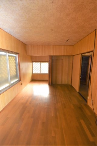 郡築四番町貸家の洋室