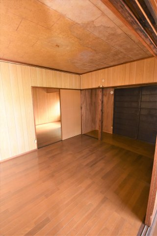 郡築四番町貸家の洋室