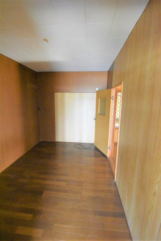 郡築四番町貸家の洋室