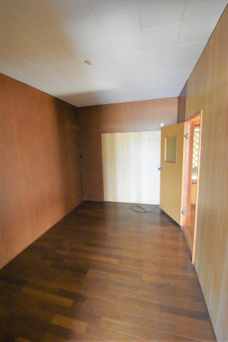 郡築四番町貸家の洋室