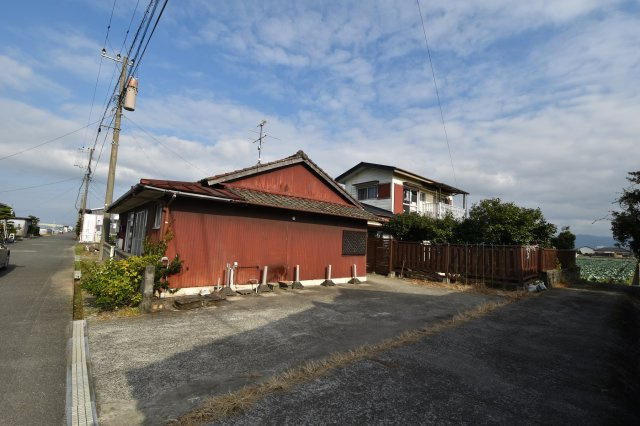 郡築四番町貸家の駐車場