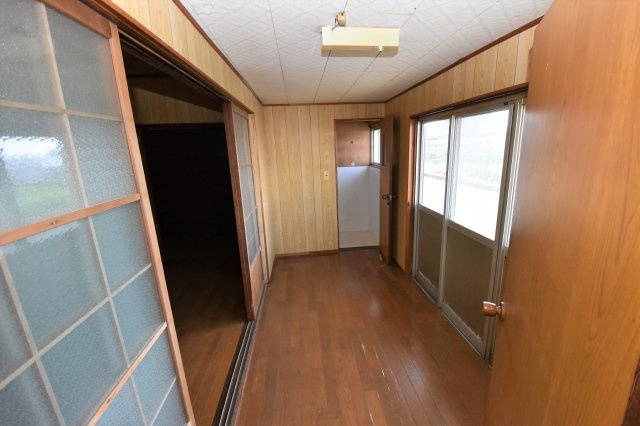 郡築四番町貸家の洋室