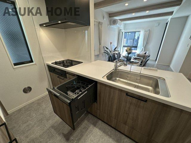 旭区白根6丁目戸建てのキッチン|広々とした作業台はお料理の手際が良くなり自分時間も確保できますね。食洗器付きで片付け効率◎