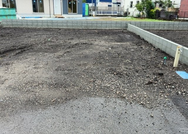 【構造・工法・仕様】 | ベタ基礎とは、柱の位置に関係なく全体に基礎がある事を指し、面積が大きい分建物の重さを全体に分散できます。また、地面からの湿気や害虫を遮断でき、木造住宅で心配されるシロアリ被害を防ぐ効果も期待できます。
