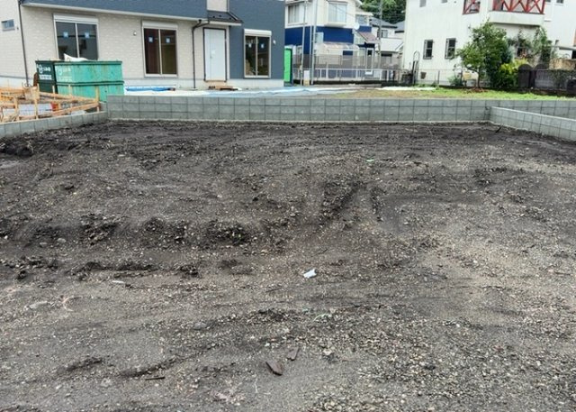 【外観】 | 現地に行くなら、物件の周囲の地形がどうなっているかを見ることも大切です。周辺より低くなっている土地では、大雨などで水が集まりやすいため、地盤が弱くなっているということも考えられるため、注意が必要です。