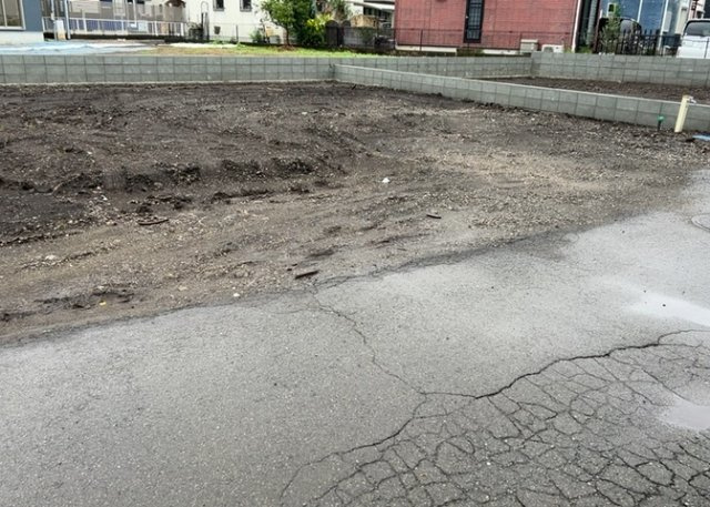【前面道路含む現地写真】 | 道幅が狭い場所は比較的土地の値段が低いことが多く、また交通量が少ないため騒音が少なく静かな環境で過ごせます。また、小さいお子様がいるご家庭も安心です。一方で車の駐車が難しいというデメリットもあります。