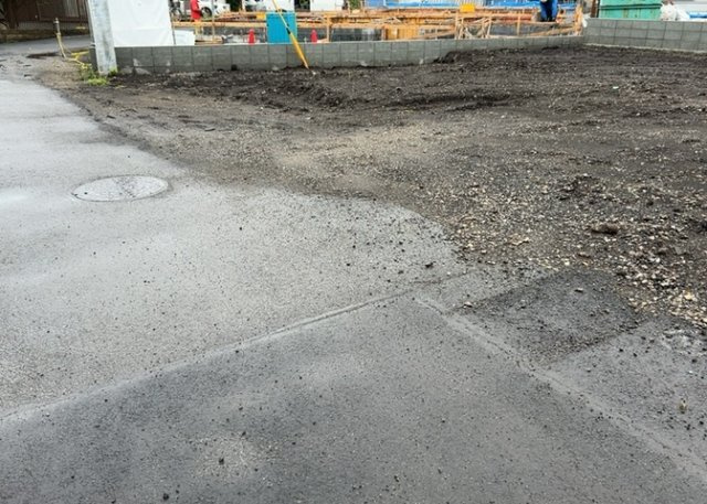 【前面道路含む現地写真】 | 道幅が広い場所は日当たりや風通が良好です。幅が広いのですれ違いも可能ですし大きな車でも駐車可能！一方で、大型車が通ることも多くなるため交通量の増加により騒音に繋がります。また土地の値段が高くなります。