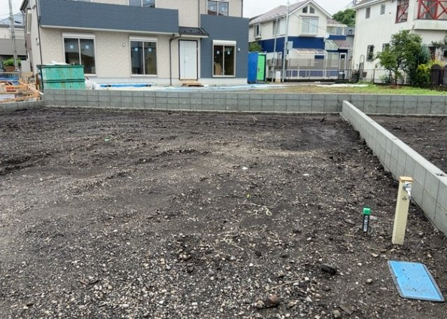【外観】 | 現在は更地となっています。現地をご見学に行く際は、道路の幅や周辺の交通量、施設などをご確認頂くことをおすすめします！ある程度イメージをつけたいという場合は、同売主の施工事例や完成パースもお見せします。