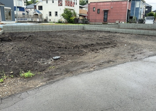 【前面道路含む現地写真】 | 住宅用の土地では前面道路に2m以上接していなければならないと法律で定められています。しかし、お持ちの車のサイズやライフスタイルなどにより、2mでは利便が悪い場合もございますので、事前に確認しましょう。