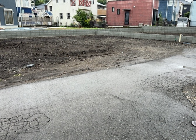 【前面道路含む現地写真】 | お持ちの車種によっては前面道路が広い方が便利でしょう。しかし、前面道路が広ければその分交通量が多くなるため、騒音などが気になる場合があります。実際に現地を見学し、周辺交通量や騒音などを確認しましょう！