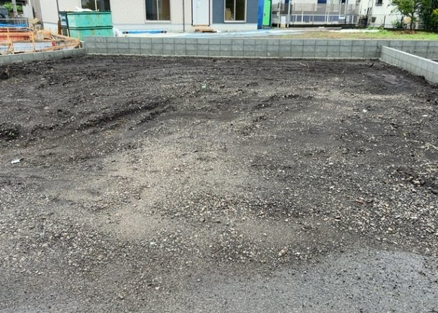 【玄関】 | 玄関は家の顔でもあり、家族以外の目にも止まる場所です。玄関は外との間を仕切る扉、靴などをしまっておく収納スペース、靴脱ぎのたたきスペース、来客とのやり取りをするドアホンなど複数のアイテムからなります。
