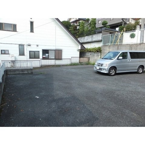 シャトル金山駐車場の外観