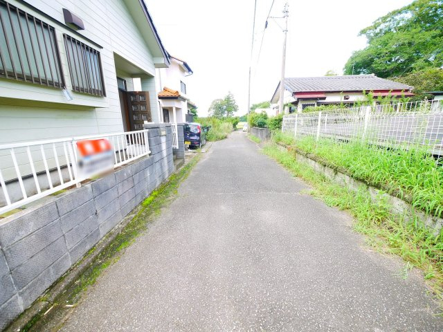 大網白里市清水　中古戸建の前面道路含む現地写真|リビング約16帖 4LDK  閑静な立地  軽自動車1台可能  