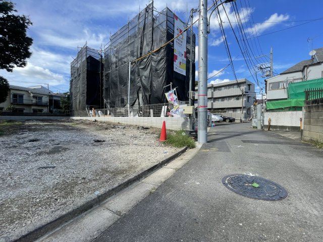 北区志茂4丁目 全2棟 2号棟の前面道路含む現地写真|前面道路南東側約4.0ｍ公道に面する全2棟