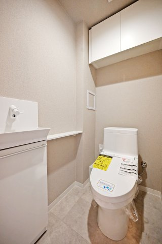 エスリード西宮甲陽園Ⅲ番館ヒルズのトイレ|トイレには手洗いカウンターを設置。トイレ使用後にすぐ手洗いができる便利な仕様で、使い勝手にも配慮された清潔感のある空間です。
