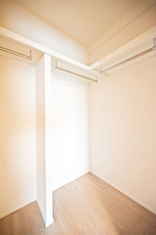 エスリード西宮甲陽園Ⅲ番館ヒルズの収納|ハンガーラックを備えたWICで、衣類をたっぷり収納できます。洋服を見やすく整理でき、毎日の身支度もスムーズに行える便利な収納スペースです。