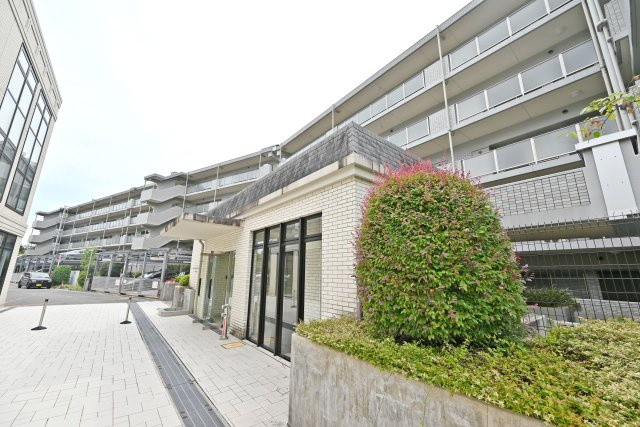 エスリード西宮甲陽園Ⅲ番館ヒルズの外観|阪急甲陽線「甲陽園」駅徒歩14分の立地です。専有面積100.15㎡、全居室6帖超のゆとりある3LDKです。最上階南向きの充実の住宅設備が揃っています。皆様からのご連絡を心よりお待ちしております。