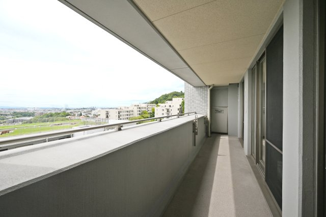 エスリード西宮甲陽園Ⅲ番館ヒルズのバルコニー|南向きの広々としたバルコニーで、陽当たりの良さが魅力です。
