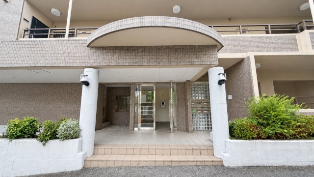 ステイツ雲雀丘花屋敷のエントランス|緩やかなアーチが印象的な、落ち着きと品格を備えたエントランス。