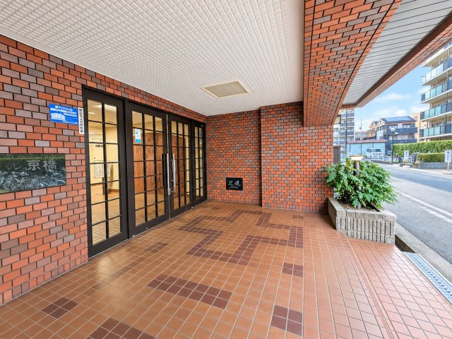 パレ京橋Ⅰ番館の居間・リビング|重厚な石目調のアクセントウォールで、洗練された上品な空間に。画像はリフォーム完成後のイメージパースになります。家具・調度品等はありません。