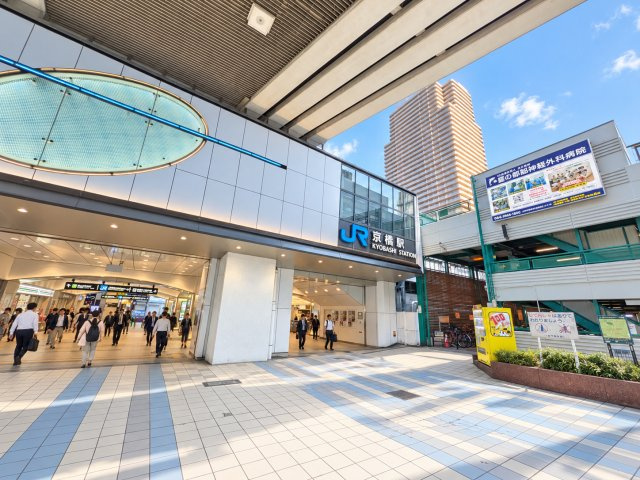 パレ京橋Ⅰ番館の玄関|ブラックのアクセントウォールが印象付ける洗練された玄関ホール。住まいの第一印象を優雅に演出します。画像はリフォーム完成後のイメージパースになります。家具・調度品等はありません。