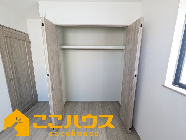 豊見城市我那覇232番　ハートフルタウン　新築戸建て　全2棟　B号棟の収納|洋服が多い方でも安心の収納力
