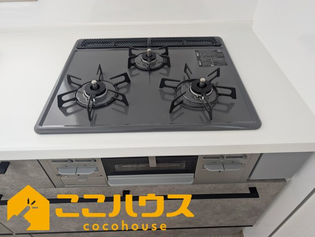 豊見城市我那覇232番　ハートフルタウン　新築戸建て　全2棟　B号棟のキッチン|三口コンロ
