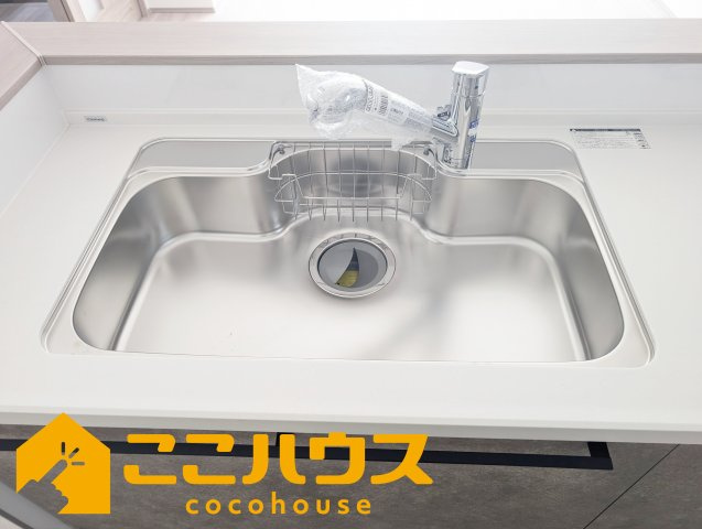 豊見城市我那覇232番　ハートフルタウン　新築戸建て　全2棟　B号棟のキッチン|洗い物のしやすいワイドシンク
