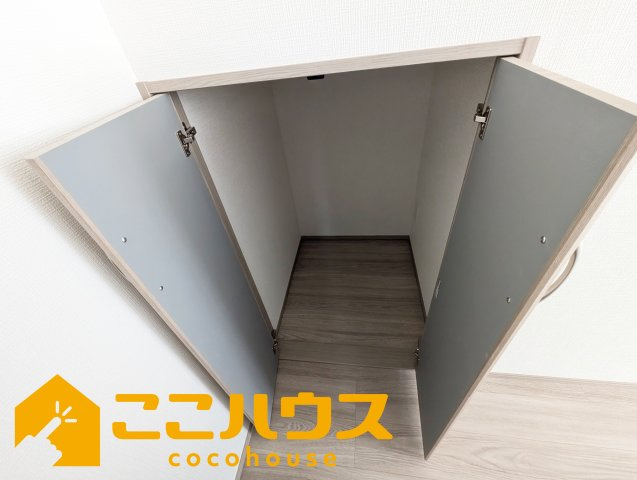 豊見城市我那覇232番　ハートフルタウン　新築戸建て　全2棟　B号棟の収納|階段下収納