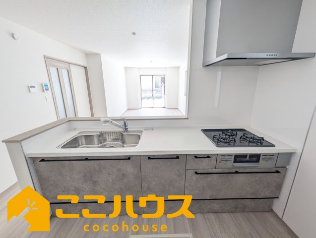豊見城市我那覇232番　ハートフルタウン　新築戸建て　全2棟　B号棟のキッチン|家事のしやすいシステムキッチン
