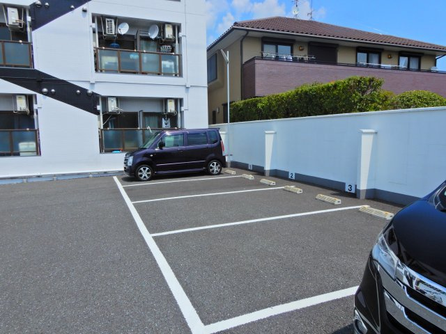 安岡寺エンビィハイツの駐車場